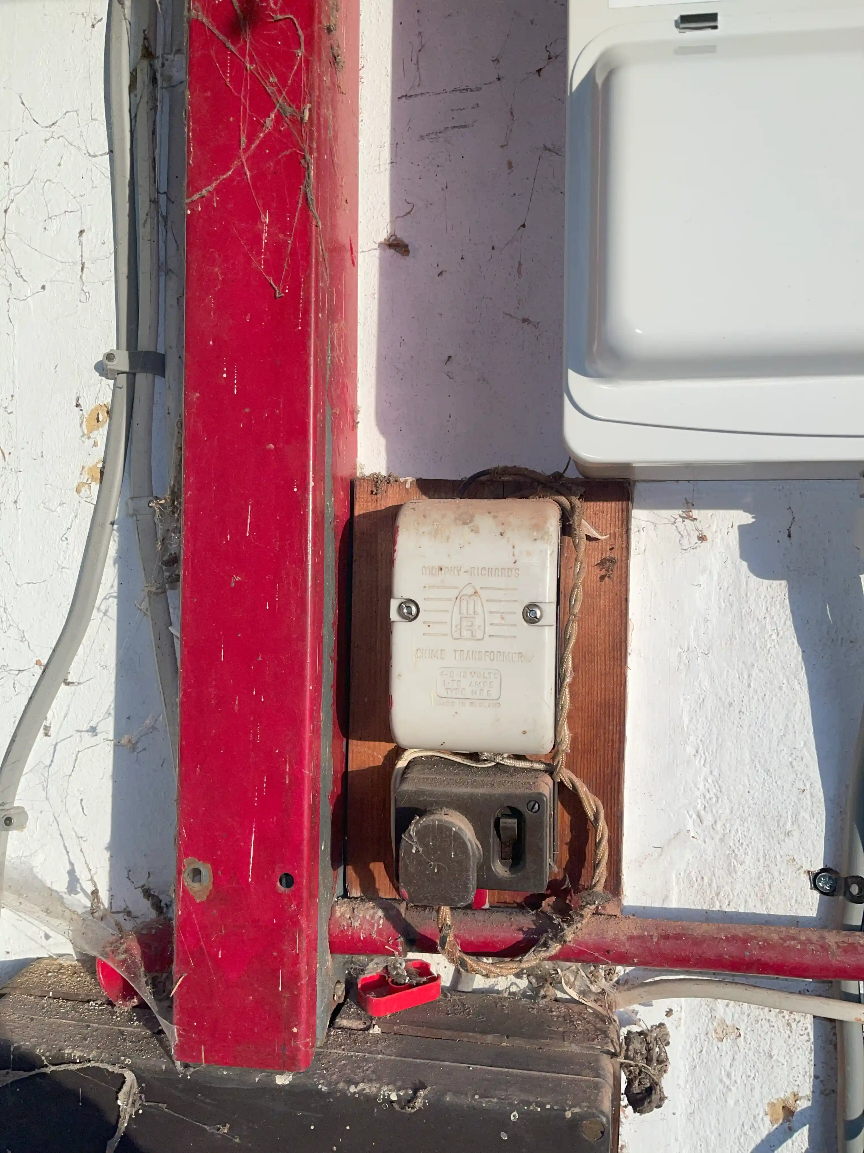 24 Hours Emergency Electrician near Chessington